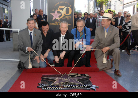 Leron Gubler, Seth MacFarlane, Bill Maher, Larry King, Sam Smith bei der Induktion Zeremonie für Stern auf dem Hollywood gehen von Fame Zeremonie für Bill Maher, Vine Street, Los Angeles, CA 14. September 2010. Foto von: Michael Germana/Everett Collection Stockfoto