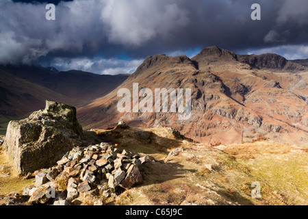 Die Langdale Pikes unter schweren Himmel. Stockfoto