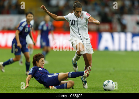 Carli Lloyd von der United States (r) vermeidet ein Tackling von Aya Miyama Japans (l) während der 2011 FIFA Frauen WM-Finale. Stockfoto