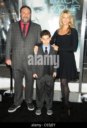 Joel Silver, Max Silver, Karyn Silber im Ankunftsbereich für unbekannte Premiere, Village Theatre in Westwood, Los Angeles, CA 16. Februar 2011. Foto von: Dee Cercone/Everett Collection Stockfoto