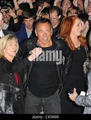 Bruce Springsteen, Patti Scialfa im Ankunftsbereich für THE PROMISE: THE macht der Dunkelheit ON THE EDGE von Stadt Premiere beim Toronto International Film Festival (TIFF), Roy Thomson Hall, Toronto, ON 14. September 2010. Foto von: Tom Sandler/Everett Collection Stockfoto