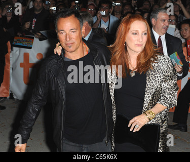 Bruce Springsteen, Patti Scialfa im Ankunftsbereich für THE PROMISE: THE macht der Dunkelheit ON THE EDGE von Stadt Premiere beim Toronto International Film Festival (TIFF), Roy Thomson Hall, Toronto, ON 14. September 2010. Foto von: Tom Sandler/Everett Collection Stockfoto