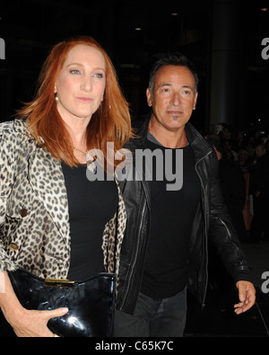 Patti Scialfa, Bruce Springsteen im Ankunftsbereich für THE PROMISE: THE macht der Dunkelheit ON THE EDGE von Stadt Premiere beim Toronto International Film Festival (TIFF), Roy Thomson Hall, Toronto, ON 14. September 2010. Foto von: Tom Sandler/Everett Collection Stockfoto