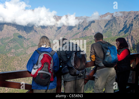 Wanderer bin Aussichtspunkt Mirador de Los Roques, Nationalpark Caldera de Taburiente, Wanderer am Aussichtspunkt Stockfoto