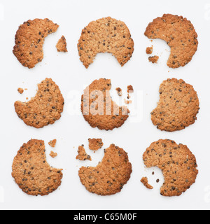 Hanf Samen Cookies. Hausgemachte Kekse mit Hanfsamen auf weißem Hintergrund Stockfoto