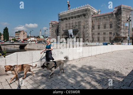 Ein Rathaus in Sarajevo. Es wurde im Bosnienkrieg zerstört. Der Wiederaufbau ist im Gange. Bosnien und Herzegowina. Stockfoto