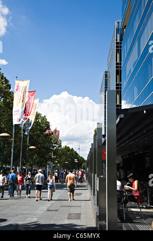 Beschäftigt am Flussufer Kai am Southbank Promenade durch den Fluss Yarra Melbourne Victoria Australien Stockfoto