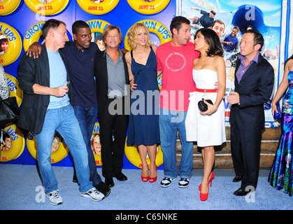Dennis Dugan, Chris Rock, David Spade, Maria Bello, Adam Sandler, Salma Hayek Pinault, Rob Schneider im Ankunftsbereich für gewachsen UPS Premiere, The Ziegfeld Theatre, New York, NY 23. Juni 2010. Foto von: Gregorio T. Binuya/Everett Collection Stockfoto