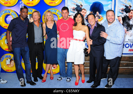 Chris Rock, David Spade, Maria Bello, Adam Sandler, Salma Hayek Pinault, Rob Schneider, Kevin James im Ankunftsbereich für gewachsen UPS Premiere, The Ziegfeld Theatre, New York, NY 23. Juni 2010. Foto von: Gregorio T. Binuya/Everett Collection Stockfoto