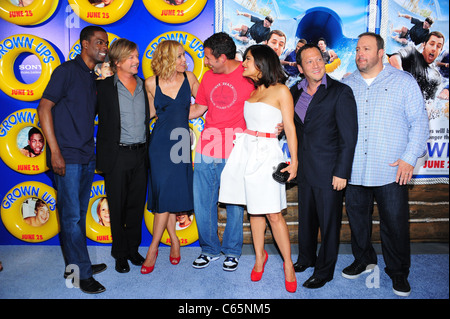 Chris Rock, David Spade, Maria Bello, Adam Sandler, Salma Hayek Pinault, Rob Schneider, Kevin James im Ankunftsbereich für gewachsen UPS Premiere, The Ziegfeld Theatre, New York, NY 23. Juni 2010. Foto von: Gregorio T. Binuya/Everett Collection Stockfoto