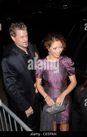 Eric Dane und Rebecca Gayheart im Ankunftsbereich für BURLESQUE Premiere, Graumans Chinese Theatre, Los Angeles, CA 15. November 2010. Foto von: Michael Germana/Everett Collection Stockfoto