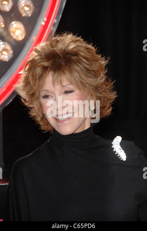 Jane Fonda im Ankunftsbereich für BURLESQUE Premiere, Graumans Chinese Theatre, Los Angeles, CA 15. November 2010. Foto von: Michael Germana/Everett Collection Stockfoto