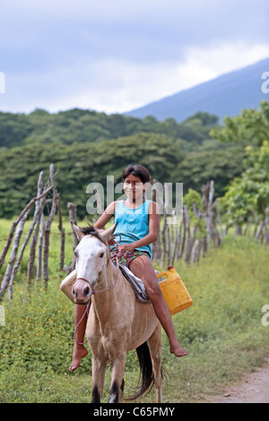 Ein Junge auf seinem Pferd in der Nähe von Laguna Charco Verde. Pferde bleiben eine der Hauptformen der Transport auf der Insel Ometepe. Stockfoto