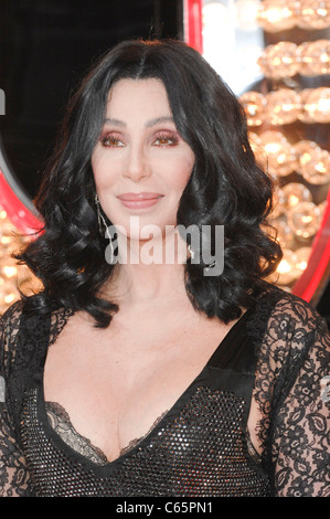 Cher im Ankunftsbereich für BURLESQUE Premiere, Graumans Chinese Theatre, Los Angeles, CA 15. November 2010. Foto von: Elizabeth Goodenough/Everett Collection Stockfoto