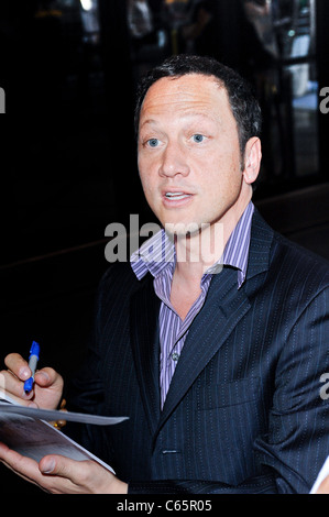 Rob Schneider, betritt die Ziegfeld Theater unterwegs für Promi-Schnappschüsse - Mittwoch, New York, NY 23. Juni 2010. Foto Stockfoto