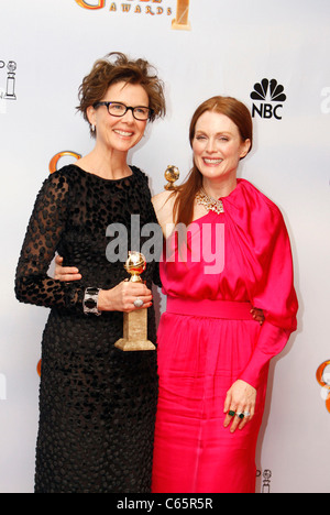 Annette Bening (mit Tom Ford), Julianne Moore (tragen von Lanvin) im Presseraum für The Hollywood Foreign Press Association 68. Annual Golden Globes Awards - PRESS ROOM, Beverly Hilton Hotel in Los Angeles, CA 16. Januar 2011. Foto von: Jef Hernandez/Everett Collection Stockfoto