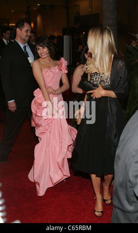 Lea Michele an Abfahrten für 68. Annual Golden Globe Awards, Beverly Hilton Hotel, Beverly Hills, CA 16. Januar 2011. Foto von: James Atoa/Everett Collection Stockfoto