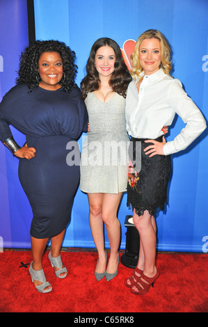 Yvette Nicole Brown, Alison Brie, Gillian Jacobs im Ankunftsbereich für NBC Upfront Präsentation für Herbst 2011, Hilton New York, New York, NY 16. Mai 2011. Foto von: Gregorio T. Binuya/Everett Collection Stockfoto