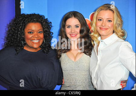 Yvette Nicole Brown, Alison Brie, Gillian Jacobs im Ankunftsbereich für NBC Upfront Präsentation für Herbst 2011, Hilton New York, New York, NY 16. Mai 2011. Foto von: Gregorio T. Binuya/Everett Collection Stockfoto