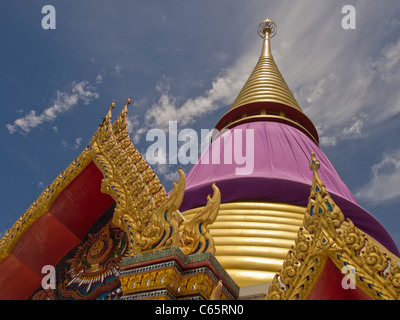 Verziert mit einem dekorierten Chedi Tempel Stockfoto