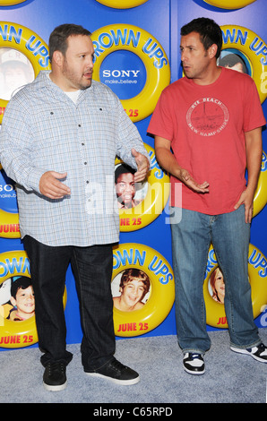 Kevin James, Adam Sandler im Ankunftsbereich für gewachsen UPS Premiere, The Ziegfeld Theatre, New York, NY 23. Juni 2010. Foto von: Desiree Navarro/Everett Collection Stockfoto