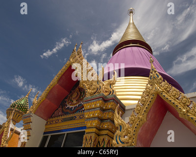 Thai-Tempel mit einer dekorierten Chedi verziert Stockfoto