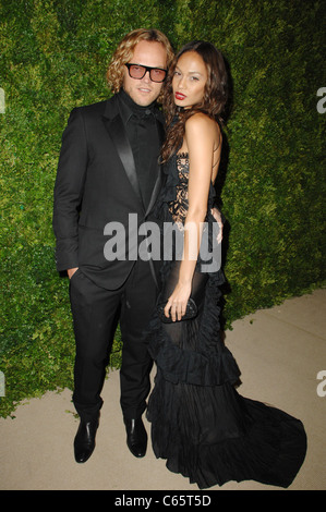 Peter Dundas, Joan Smalls im Ankunftsbereich für CFDA Vogue Fashion Fund Award Gala, Oberlicht Studios, New York, NY 15. November 2010. Stockfoto