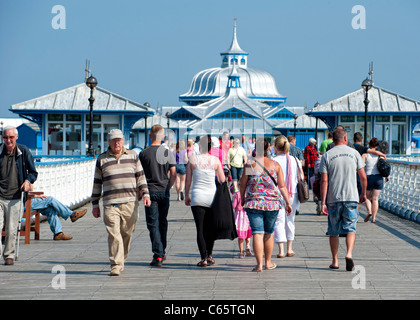 Menschen zu Fuß auf Llandudno Pier Stockfoto