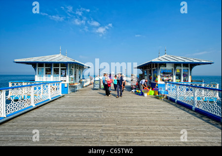 Menschen zu Fuß auf Llandudno Pier Stockfoto