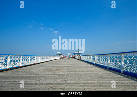 Blick entlang Llandudno Pier Stockfoto