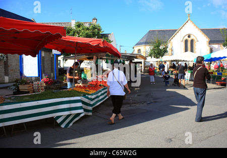 Markt am Ort d'Eglise, Larmor-Baden, Morbihan, Bretagne, Frankreich Stockfoto