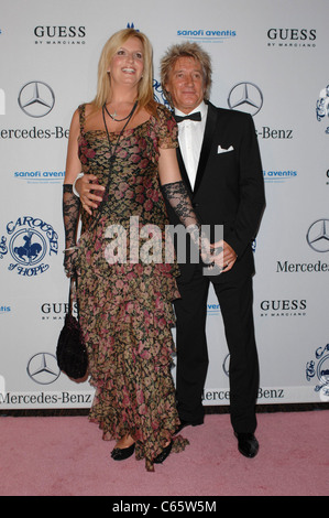 Rod Stewart, Penny Lancaster im Ankunftsbereich für 32. Jahrestag Karussell der Hoffnung Ball präsentiert von Mercedes-Benz, Beverly Hilton Hotel, Beverly Hills, CA 23. Oktober 2010. Foto von: Elizabeth Goodenough/Everett Collection Stockfoto