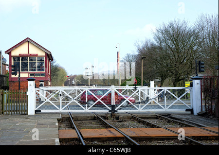 Geschlossen Bahnübergang Gates in ramsbottom Station, Lancashire Stockfoto