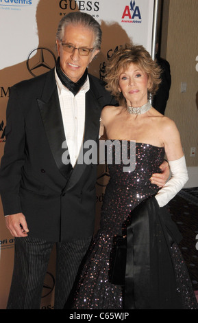 Richard Perry, Jane Fonda im Ankunftsbereich für 32. Jahrestag Karussell der Hoffnung Ball präsentiert von Mercedes-Benz, Beverly Hilton Hotel, Beverly Hills, CA 23. Oktober 2010. Foto von: Dee Cercone/Everett Collection Stockfoto