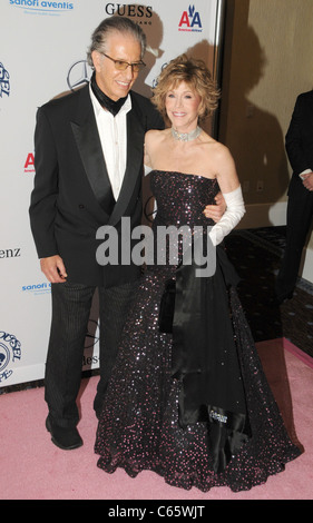 Richard Perry, Jane Fonda im Ankunftsbereich für 32. Jahrestag Karussell der Hoffnung Ball präsentiert von Mercedes-Benz, Beverly Hilton Hotel, Beverly Hills, CA 23. Oktober 2010. Foto von: Dee Cercone/Everett Collection Stockfoto