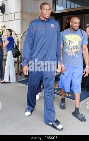 Kevin Durant, verlässt seine Hotel in Midtown Manhattan unterwegs für Promi-Schnappschüsse - Montag, New York, NY 16. August 2010. Foto von: Ray Tamarra/Everett Collection Stockfoto