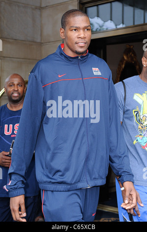 Kevin Durant, verlässt seine Hotel in Midtown Manhattan unterwegs für Promi-Schnappschüsse - Montag, New York, NY 16. August 2010. Foto von: Ray Tamarra/Everett Collection Stockfoto