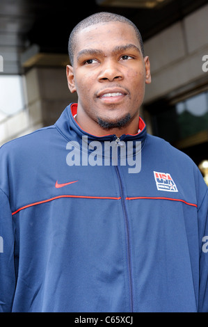 Kevin Durant, verlässt seine Hotel in Midtown Manhattan unterwegs für Promi-Schnappschüsse - Montag, New York, NY 16. August 2010. Foto von: Ray Tamarra/Everett Collection Stockfoto