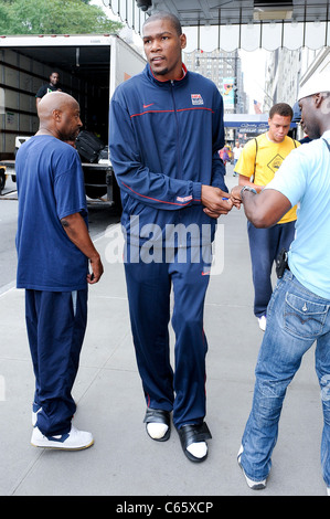 Kevin Durant, verlässt seine Hotel in Midtown Manhattan unterwegs für Promi-Schnappschüsse - Montag, New York, NY 16. August 2010. Foto von: Ray Tamarra/Everett Collection Stockfoto