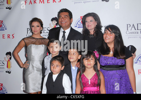 Eva Longoria, George Lopez, Ann Serrano, Kinder bei der Ankunft für PADRES Contra El Krebs 2010 EL SUENO DE ESPERANZA Jubiläums-Gala, das Hollywood Palladium, Los Angeles, CA 23. September 2010. Foto von: Elizabeth Goodenough/Everett Collection Stockfoto