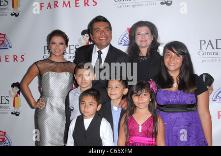 Eva Longoria, George Lopez, Ann Serrano, Kinder bei der Ankunft für PADRES Contra El Krebs 2010 EL SUENO DE ESPERANZA Jubiläums-Gala, das Hollywood Palladium, Los Angeles, CA 23. September 2010. Foto von: Elizabeth Goodenough/Everett Collection Stockfoto