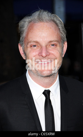 Francis Lawrence im Ankunftsbereich für WATER FOR ELEPHANTS Premiere, The Ziegfeld Theatre, New York, NY 17. April 2011. Foto von: Desiree Navarro/Everett Collection Stockfoto