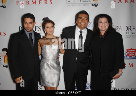 Wilmer Valderrama, George Lopez, Eva Longoria, Anna Lopez im Ankunftsbereich für PADRES Contra El Krebs 2010 EL SUENO DE ESPERANZA Jubiläums-Gala, das Hollywood Palladium, Los Angeles, CA 23. September 2010. Foto von: Michael Germana/Everett Collection Stockfoto