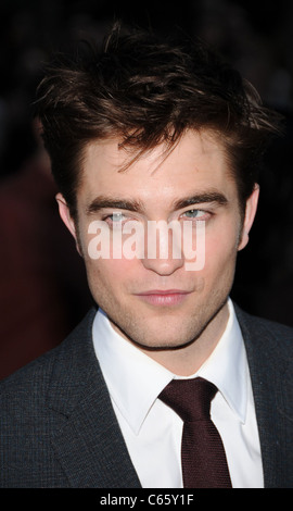 Robert Pattinson im Ankunftsbereich für WATER FOR ELEPHANTS Premiere, The Ziegfeld Theatre, New York, NY 17. April 2011. Foto von: Desiree Navarro/Everett Collection Stockfoto