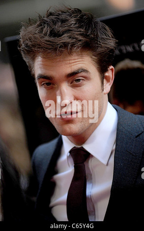 Robert Pattinson im Ankunftsbereich für WATER FOR ELEPHANTS Premiere, The Ziegfeld Theatre, New York, NY 17. April 2011. Foto von: Kristin Callahan/Everett Collection Stockfoto