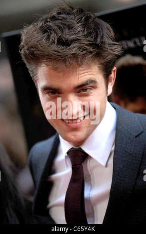 Robert Pattinson im Ankunftsbereich für WATER FOR ELEPHANTS Premiere, The Ziegfeld Theatre, New York, NY 17. April 2011. Foto von: Kristin Callahan/Everett Collection Stockfoto