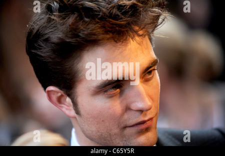 Robert Pattinson im Ankunftsbereich für WATER FOR ELEPHANTS Premiere, The Ziegfeld Theatre, New York, NY 17. April 2011. Foto von: Kristin Callahan/Everett Collection Stockfoto