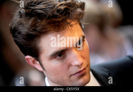 Robert Pattinson im Ankunftsbereich für WATER FOR ELEPHANTS Premiere, The Ziegfeld Theatre, New York, NY 17. April 2011. Foto von: Kristin Callahan/Everett Collection Stockfoto