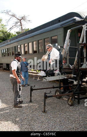 Begleiter helfen Senioren aus Waggon. Stockfoto