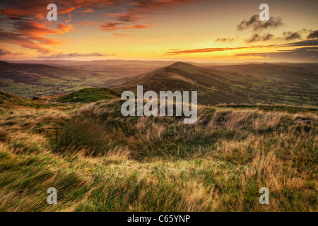 Blick vom Mam Tor auf Hollins kreuzen sich am Sunrise, Peak District, Derbyshire. Stockfoto